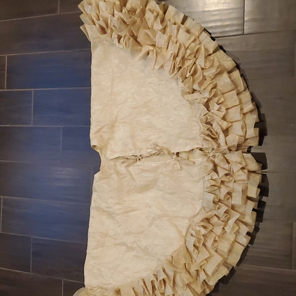 Elegant Gold Lame 4 Tiered Ruffled Christmas Tree Skirt 52" Diameter - Picture 6 of 9